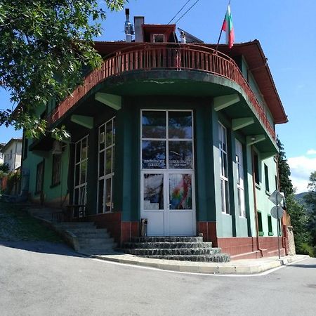 Семеен Хотел "Невен" Momin Prohod Exterior foto